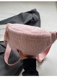 Rosa Plüsch-Gürteltasche aus weichem Kunstfell mit passendem Schultergurt aus Nylon