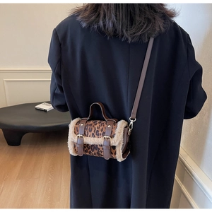 Vue détaillée du sac bandoulière léopard avec bordure en peluche et boucles dorées