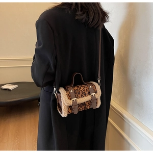 Détail du sac bandoulière léopard tendance avec bordure en fausse fourrure et boucles