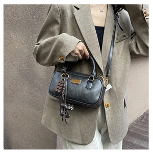 Alla moda borsa Boston nera con ciondolo a forma di gatto e dettaglio targa in metallo