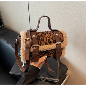Détail du sac léopard avec bordure en fausse fourrure et boucle dorée élégante