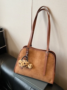 Sac fourre-tout vintage en daim marron avec pompon léopard pour un usage quotidien