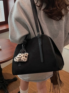Sac fourre-tout noir en daim avec charm pompon léopard pour femme tendance
