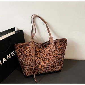 Detail of trendy leopard print tote bag with brown straps and large capacity for commuting