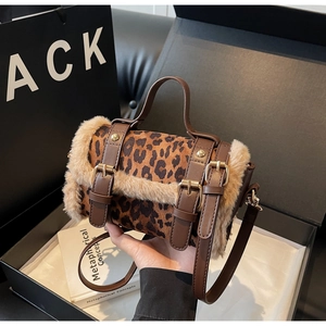 Gros plan du sac léopard avec garniture en fausse fourrure et boucles en métal doré
