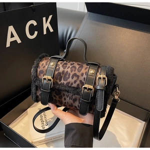 Sac cylindre à imprimé léopard avec bordure en fausse fourrure dans un coffret