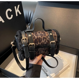 Détail du sac à main léopard avec bordure en fausse fourrure noire et boucles dorées