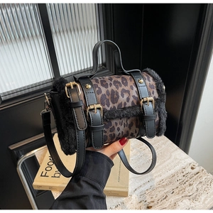 Détail du sac cylindre léopard avec bordure en fourrure noire et boucles dorées chic