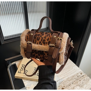 Gros plan du sac léopard avec bordure en fausse fourrure et détails de boucles dorées