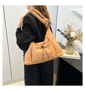Borsa tote trapuntata con tasca a coulisse e tracolla imbottita a nodo in kaki