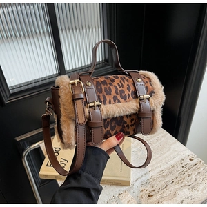Détail du sac boston léopard avec bordure en fausse fourrure et boucles dorées mates