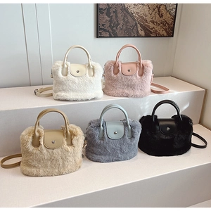 Vue détaillée de sacs à main en peluche en cinq couleurs avec fausse fourrure et boucles