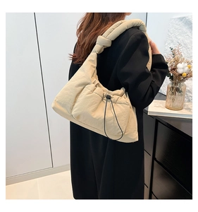 Borsa a tracolla trapuntata beige con tracolla annodata e tasca frontale con cordoncino