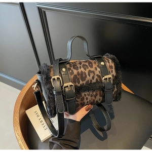 Sac baril chic avec imprimé léopard, bordure en fausse fourrure et boucles dorées luxe