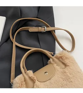 Détail du sac à main en peluche avec rabat en cuir et bandoulière réglable en fourrure