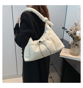 Borsa tote trapuntata panna con tracolla annodata e tasca frontale con coulisse