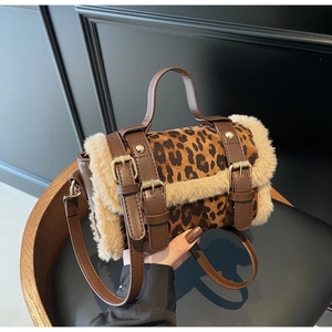 Vue détaillée du sac léopard avec garniture en fausse fourrure beige et boucles dorées