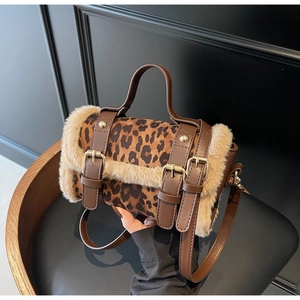 Détail du sac cylindre léopard avec bordure en fausse fourrure et boucle dorée élégante