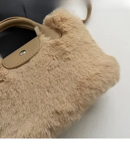 Détail du sac à main en peluche chameau avec fausse fourrure et rabat en cuir kaki