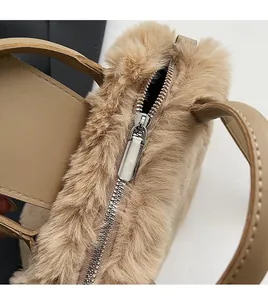 Détail du sac à main en fausse fourrure avec une fermeture éclair en métal argenté durable