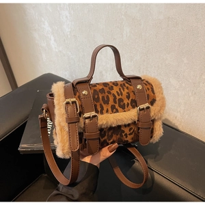Détail du sac à motif léopard avec bordure en fausse fourrure et lanières en cuir