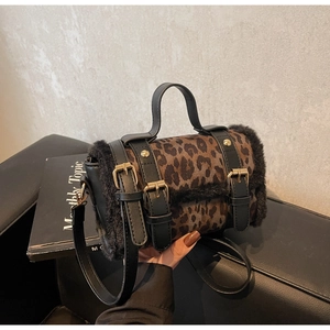 Détail du sac léopard avec garniture en fausse fourrure noire et boucles dorées