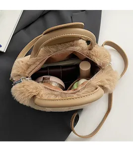 Intérieur spacieux du sac bandoulière en fausse fourrure beige pour cosmétiques