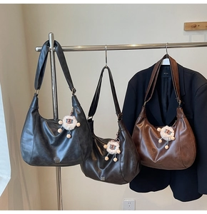 Tre borse Hobo in pelle nera, caffè scuro e marrone chiaro con ciondolo ad alpaca