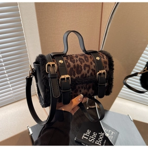 Détail du sac léopard avec garniture en fausse fourrure noire et boucles dorées