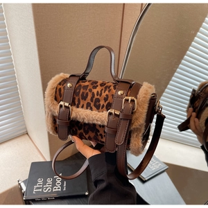Détail du sac à main en peluche léopard avec bordure en fausse fourrure et boucles dorées
