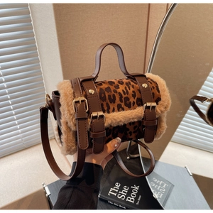 Détail du sac léopard avec lanières en cuir marron et finitions en fausse fourrure