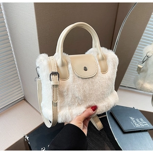 Détail du sac à main blanc en fausse fourrure avec poignée PU et fermoir aimanté