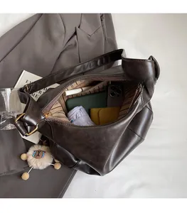 Vista dall'alto dell'interno spazioso della borsa tote marrone con fodera a righe