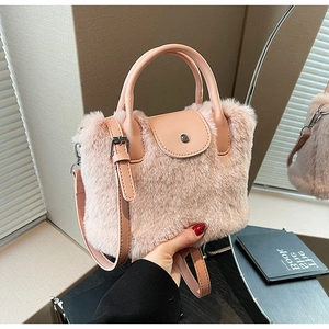 Détail du sac à main en fausse fourrure rose avec bandoulière et fermoir magnétique