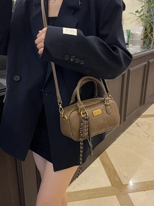 Borsa Boston vintage marrone scuro con ciondolo a cioccolato e dettagli dorati