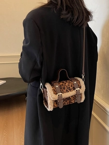 Sac bandoulière chic en fausse fourrure léopard avec bordure peluche et lanière cuir