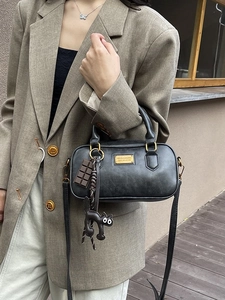 Elegante borsa Boston in pelle grigio scuro con targa dorata e ciondoli gatto