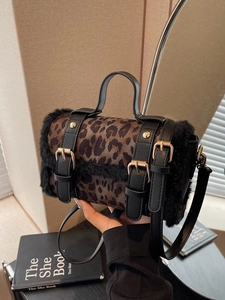 Sac à main léopard avec bordure en fausse fourrure noire et détails dorés chics