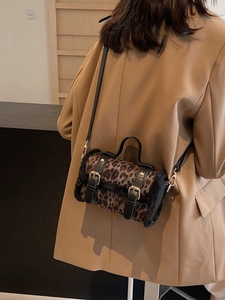 Sac à bandoulière chic à motif léopard avec bordure en peluche noire et sangle cuir