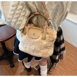 Détail du sac bandoulière en fausse fourrure avec rabat en cuir et boucle métallique