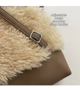 Detail eines verstellbaren Lederriemens mit Silberschnalle an einem Plüschrucksack