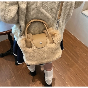 Détail du sac à main en peluche chameau avec fourrure douce et poignée en cuir