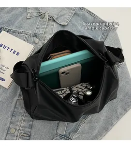 Vue détaillée de l'intérieur d'un grand sac en nylon noir avec compartiment pour tablette