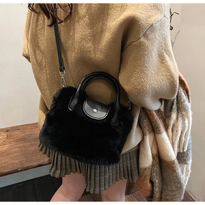 Détail du mini sac à main en peluche noire avec texture fausse fourrure et anse