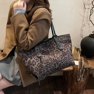 Grand sac cabas léopard avec bretelles noires pour la mode automne et hiver