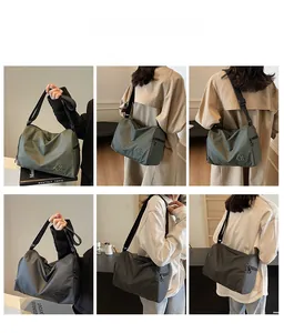 Vues détaillées des sacs fourre-tout en nylon vert armée et gris avec sangle réglable