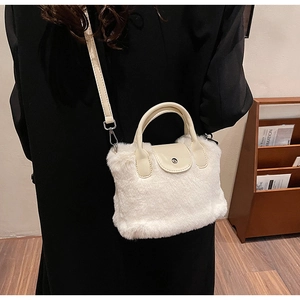 Détail du mini sac blanc en fausse fourrure avec poignée en cuir crème et boucle en métal