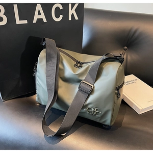 Détail du sac de voyage en nylon vert armée avec bandoulière et double fermeture éclair