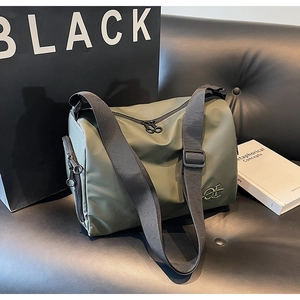 Détail macro du sac à bandoulière en nylon vert olive imperméable avec sangle réglable