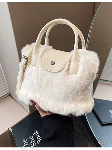 Sac à main mignon en fausse fourrure ivoire avec poignées en cuir et boucle métallique